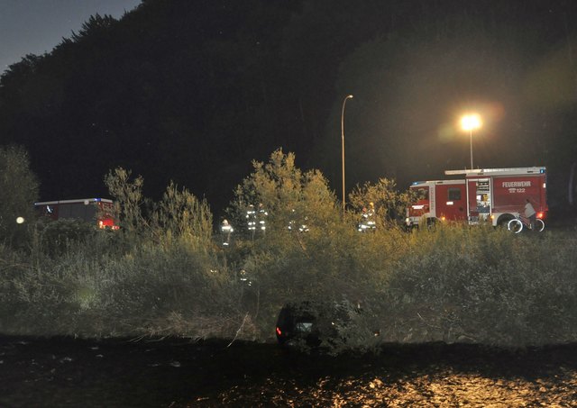 Die Feuerwehr zog das Auto aus dem Bachbeet heraus.