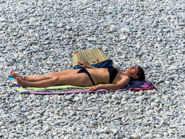 Bei extremer Hite sollten Sie sich nicht zu lange der direkten Sonne aussetzen. | Foto: Bilderbox