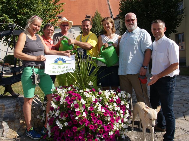 Karin Gasser, Leopold und Hannes Fellner, Ernst Leonhardsberger, Andrea Kollin, Pfarrer Wolfgang Reisenhofer und Bürgermeister Martin Leonhardsberger . | Foto: Stadt Mank
