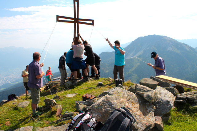 Das Stahlkreuz wurde mit vereinten Kräften aufgestellt – somit steht auch am letzten Gipfel der Axamer Lizum ein Gipfelkreuz. | Foto: privat
