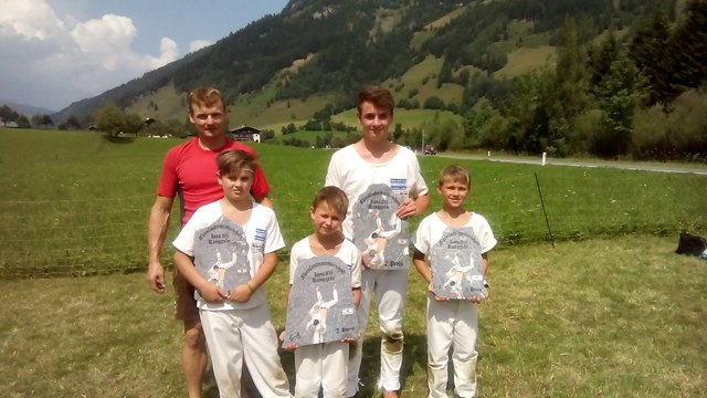 Moritz Höllwart (2.v.r.) holte sich den Titel beim Alpenländerkönig in der Schülerklasse. | Foto: privat