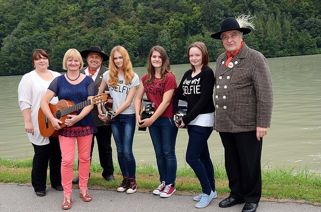Irene Huber (Chorleiterin), Antonia Schaumüller (Chorleiterin Donauspatzen), Obmann Anton Witti, Laura Köstner, Samantha und Eileen Huber und Kanonikus Stiftsdekan Wolfgang Renoldner (v. l.). | Foto: Foto: Sepp Pointinger