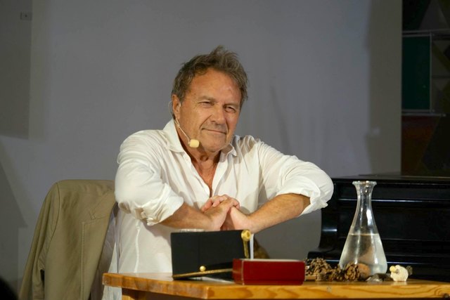 Der Schauspieler setzte „Kaiser Josef und die Bahnwärterstochter“ ganz allein in Szene. | Foto: Güssinger Kultursommer