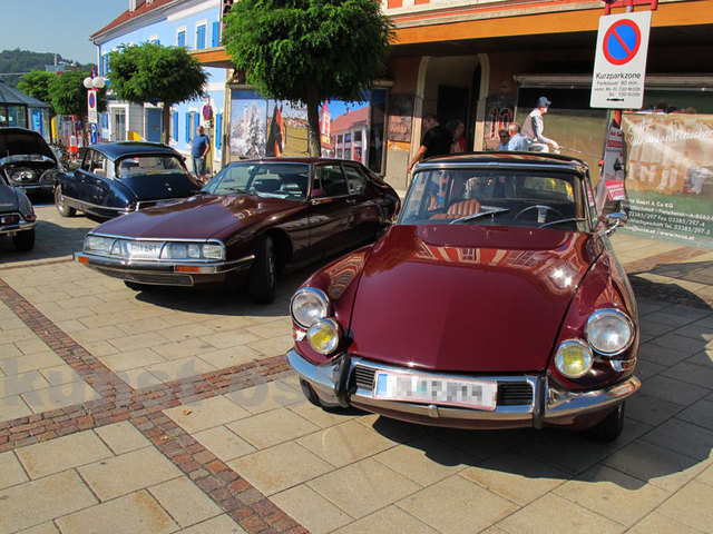 Hinter der Desse der legendäre Citroen SM (Maserati)