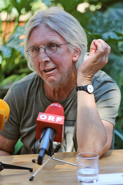 Cartoonist Gerhard Haderer unterstützt die Spendenaktion "Dach über dem Kopf". | Foto: SOS Menschenrechte