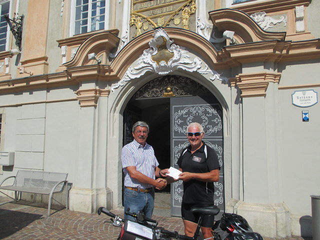 Manfred Kerschbaumer übergibt vor dem St. Veiter Rathaus eine Spende an Franz Kofler | Foto: KK