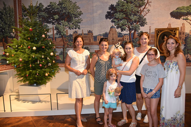Dr. Christine Triebnig Löffler führte kindgerecht durch die Ausstellung im Kaiserhaus. Mit im Bild die Leiterin des WirtschaftsService Baden Mag. Dolores David-Fromm, Katharina Folta mit Pauline, Sarah und Charlotte, Eventmanagerin Manu Eitler und Stadträ | Foto: psb/sap