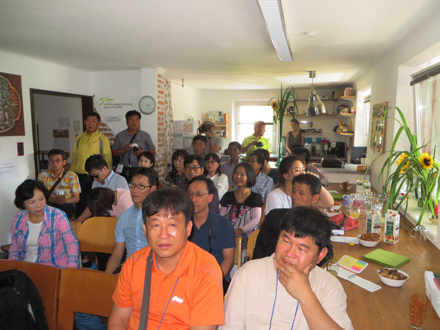 Die Besucher im Gemeinschaftsraum der Vogelsangschule.
