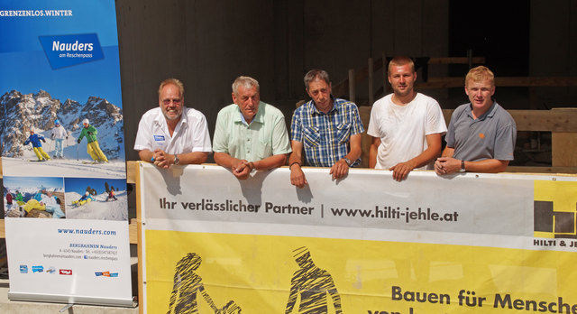 Heinz Pfeifer, Robert Mair, Manfred Wolf, Polier Oswald Stadelwieser und Holzbau-Spezialist Florian Huber bei der Firstfeier in Nauders. | Foto: Bergbahnen Nauders