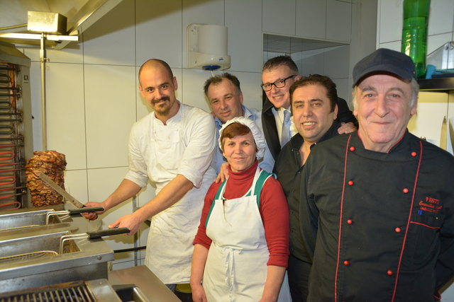 So schaut griechische Freude beim Kochen aus: Das Olympos-Team rund um den 60-jährigen Nikolaos Gavalas (rechts).