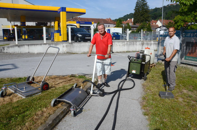 Reinigungsexperte Karl Ertl (l.) und sein Mitarbeiter Johann Lechner präsentieren die Auswahl an Dampfbehandlungs-Spezialgeräten für verschiedene Einsatzarten.