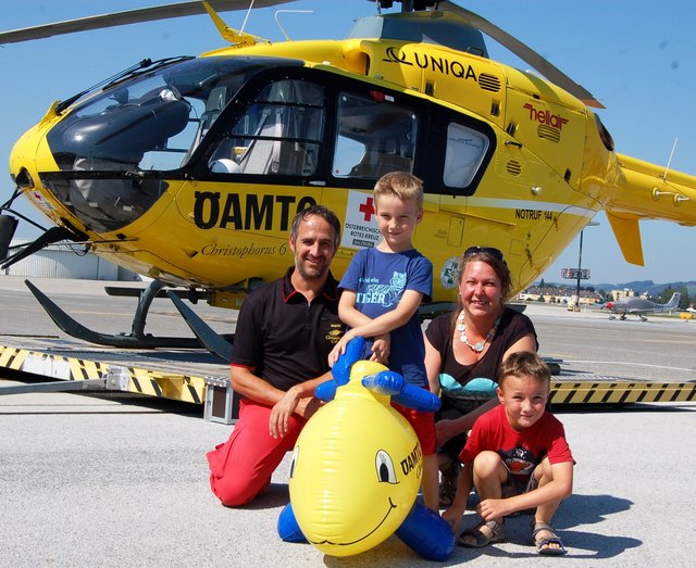ÖAMTC-Pilot Manfred Hofer mit Anton, Mama Margit Leberbauer und Bruder Maxi | Foto: ÖAMTC