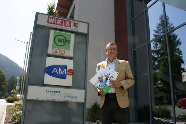 Franz Lüftenegger, Leiter der Wirtschaftskammer in Tamsweg, hält Informationen für Aus- und Weiterbildung parat. | Foto: Peter Wieland