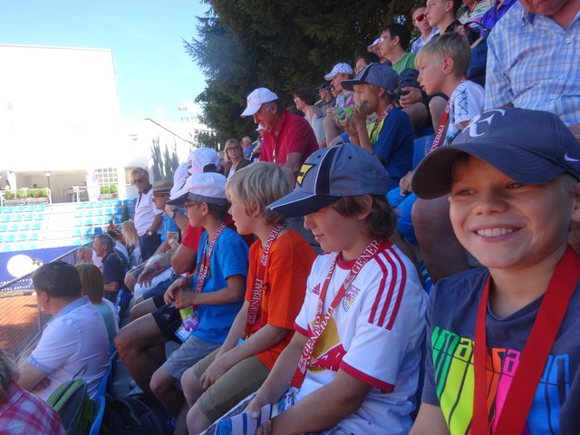 Die Ischler Tennis-Kids freuten sich über den spannenden Tag beim ATP-Turnier in Kitzbühel. | Foto: Bernhard Zwettler