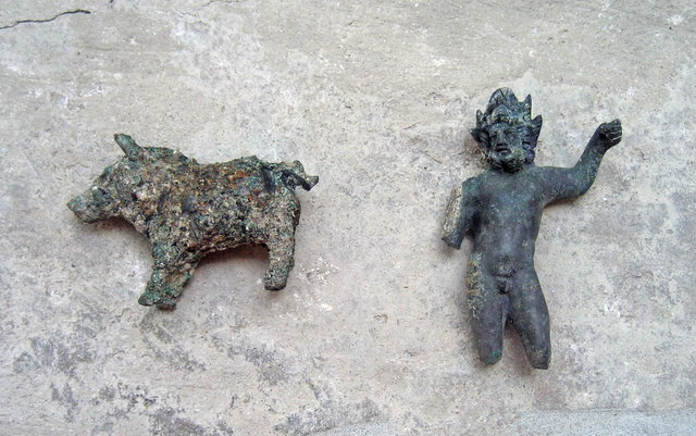 Keltische Bronzestatuette eines Ebers und Bronzestatuette von Iuppiter, dem obersten Gott der Römer. | Foto: Stadt Wels