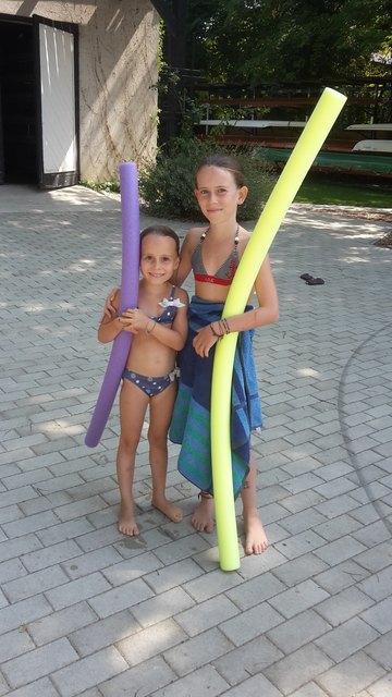 Marlene Hanle, fünf Jahre (l.) mit Paula Hanle, elf Jahre (r.): „Wir brauchen zum Schwimmen unbedingt  Schwimmflossen und Schwimmnudeln.“