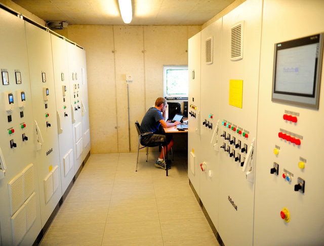In der Schaltzentrale wird der Betrieb der Wehranlage überwacht und gesteuert.
