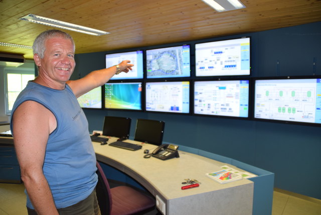 Dieser Mann hat den Überblick: Hier ist Josef Jauker in der Schaltzentrale im Wasserwerk II. | Foto: Zeiler