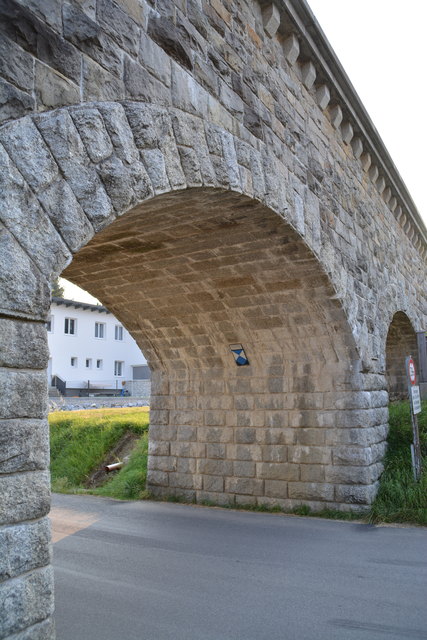 Bei Kettenreith quert die 2. Wiener Hochquellwasserleitung in Form eines Aquädukts.