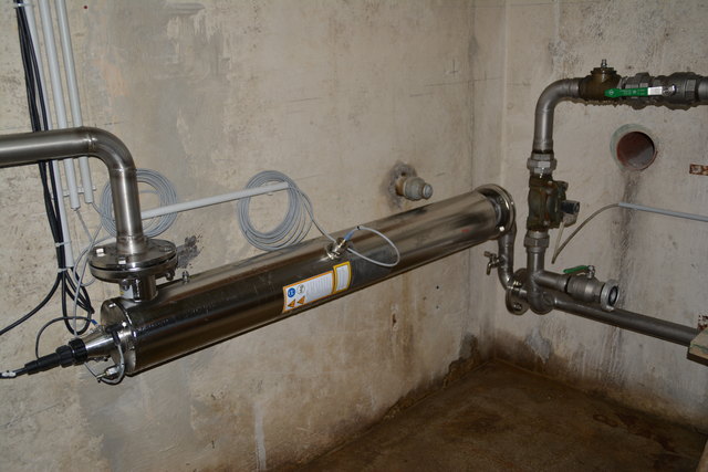 Bevor das Wasser die Kirnberger Wasserleitungen erreicht, fließt es durch eine UV-Filteranlage, die mit Sonnenenergie betrieben wird.
