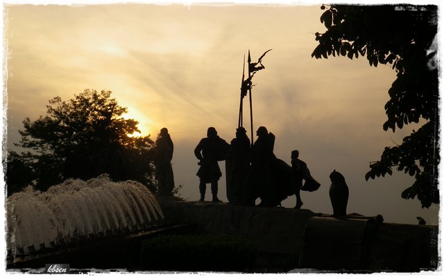 Abendstimmung bei dem Nibelungenbrunnen