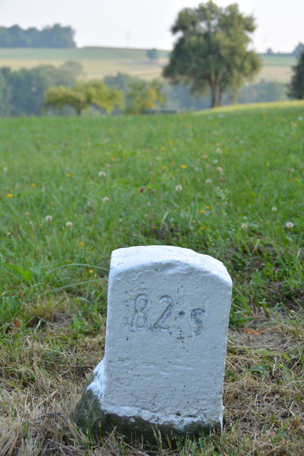 In Kirnberg hat die 2. Wiener Hochquellwasserleitung beinahe den halben Weg nach Wien geschafft. Kilometersteine wie dieser markieren die Strecke.