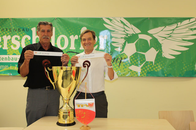 Ex-nationalspieler Werner Kriess (li.) und TFV-Präsident Sepp Geisler bei der Auslosung der letzten 16 Teams, die im Kerschdorfer Tirol Cup spielen. | Foto: TFV