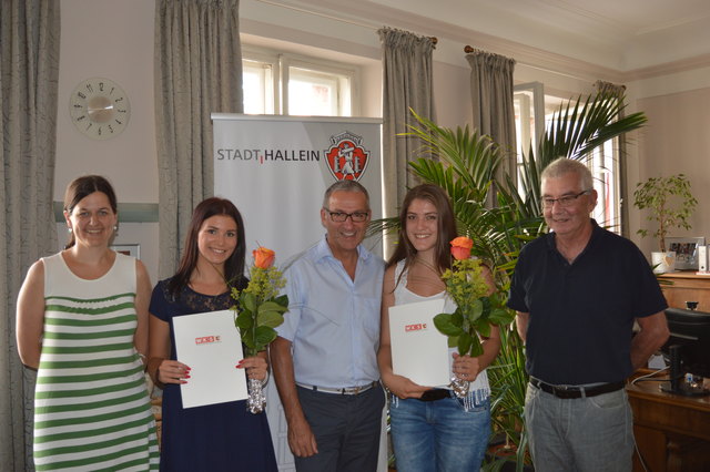 Die Leiterin der Personalverwaltung, Margit Siller, Absolventin Jasmin Maziborsky, Bürgermeister Gerhard Anzengruber, Absolventin Sara Korkmaz und Finanzdirektor Karl-Heinz Max. | Foto: Stadtgemeinde Hallein
