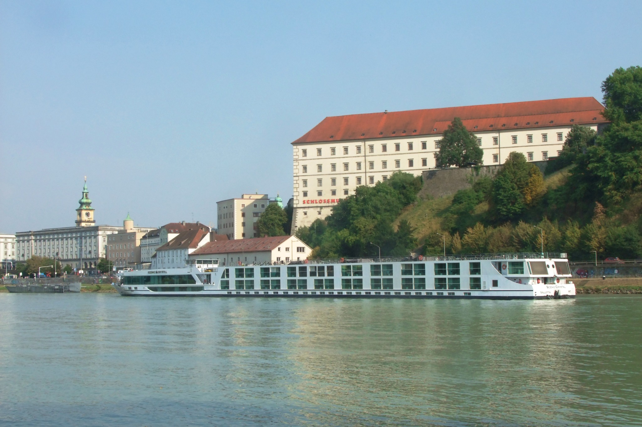 Das Schiff legt gerade in Linz an Linz