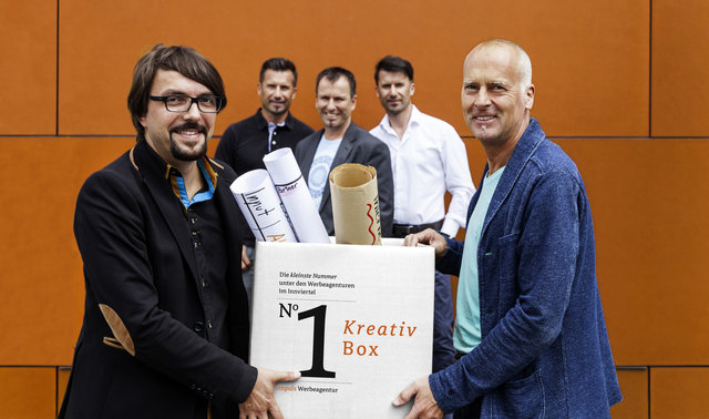 Kurt Hörtenhuber (rechts) überreichte seinem Nachfolger Stefan Lichtenberger eine Kreativbox. Hinten: Peter Hangler, Harald Jagereder, Hans Hangler. | Foto: innpuls