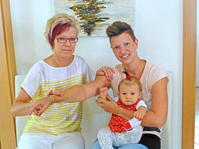 Zugang zum Unterbewusstsein durch den Muskeltest: Sonja Kainz mit Stella und deren Mama Birgit Hofbauer.