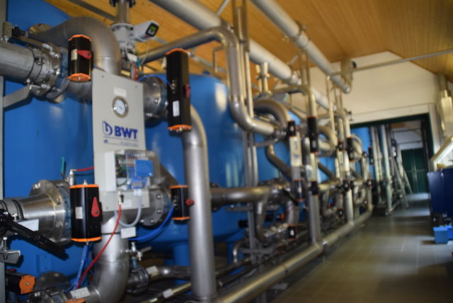 Und hier wird das Wasser das zweite Mal gefiltert: In diesen Behältern werden die Huminstoffe entfernt. | Foto: Zeiler