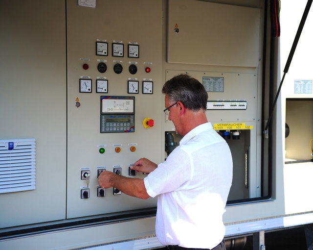 Bgm. Erich Ruetz bei der fachkundigen Bedienung des mobilen Stromaggregats, das den Betrieb auch bei Stromausfällen sicherstellt.