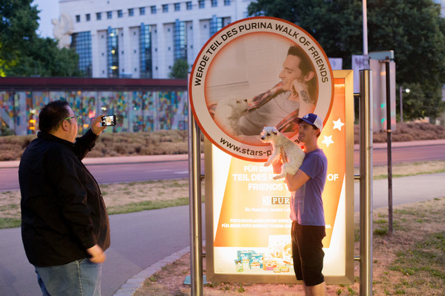 James Cottriall hat sich seinen Stern mit seiner Hündin Tylor bereits gesichert und zeigt dies auf 25 originellen Citylights in ganz Wien. Er und Thomas Netopilik rufen dazu auf, ebenfalls Teil des Purina Walk of Friends zu werden | Foto: Purina PetCare Austria/ Philipp Lipiarski