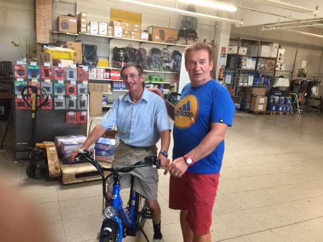 Helmut Hörtnagl erhielt ein E-Bike von Adi Kalchbrenner überreicht. | Foto: privat