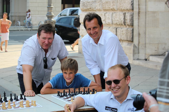 Präsident des Wr. Schachverbandes Christian Hursky, Stadtrat Christian Oxonitsch und GM Markus Ragger