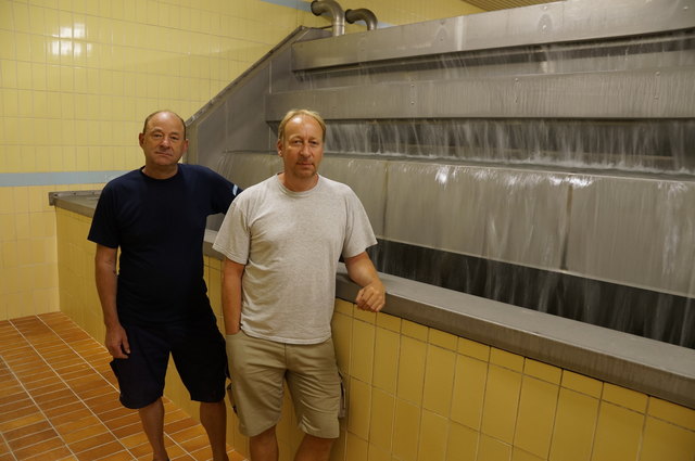 Auch bei tropischer Hitze ist die Versorgung gesichert: Helmuth Schwendt und Günther Flauder vom Wasserwerk Schwechat.
