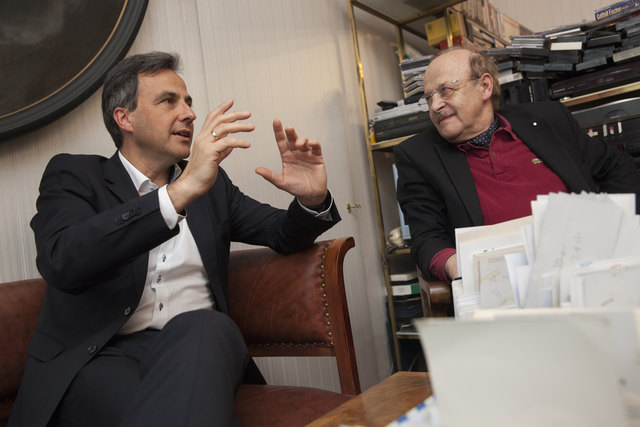 Siegfried Nagl und Karl Kubinzky diskutieren ihre "Graz-Ansichten". | Foto: Prontolux