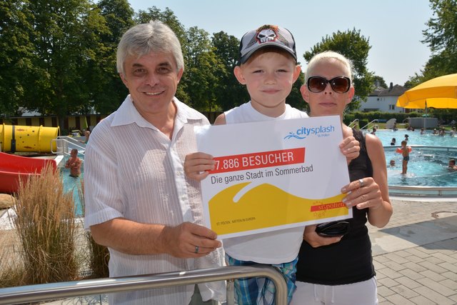 Barbara Fischer war die 57.886 citysplash-Besucherin im Jahr 2015. Sie und Sohn Christopher können sich aufgrund dieses neuen Rekordes bereits auf eine Saisonkarte für das kommende Jahr freuen, wie Bäderleiter Martin Fuchs schon versprochen hat. | Foto: Kainz