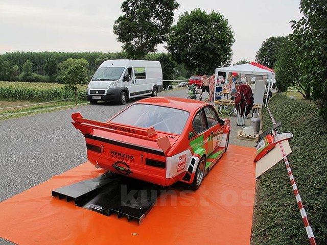 Man beachte: Die Rennmaschinen stehen auf Folien.