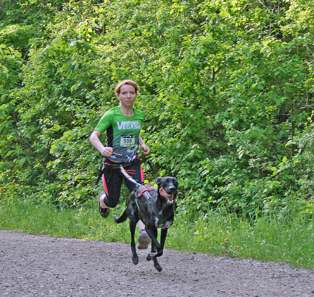 Sabine mit ihrer Hound Hündin Tula © SpeedRunners.at