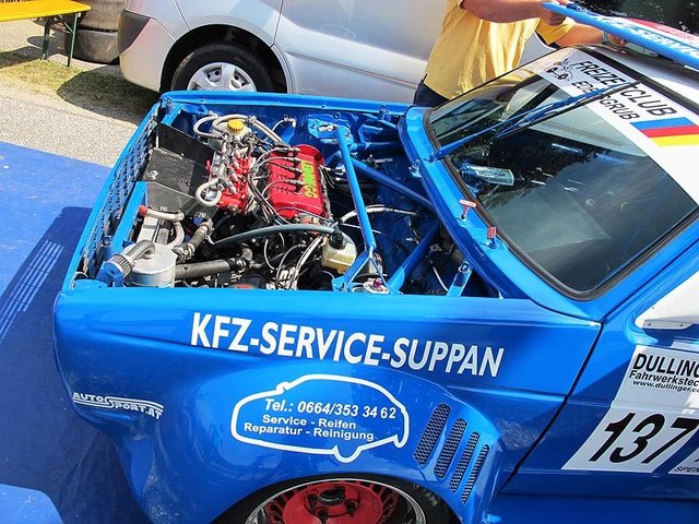 Der Motor ist mit eienr Kette angehängt und dreifach verschraubt, damit er nicht auf- und davonteufelt ;-)