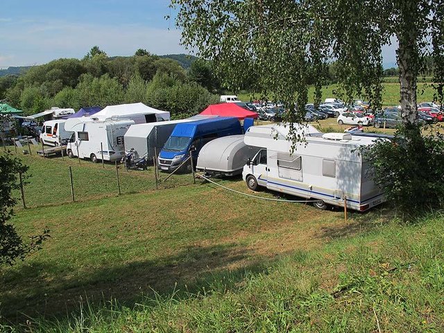 Gesellig angeordnete Zweitwohnsitze mit kollektivem Vorgarten.