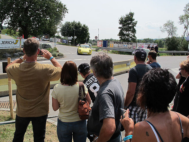 Betonbarrieren schützen das Publikum.