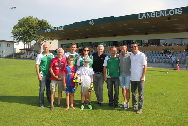Politiker und Sportler freuen sich über das neue Vereinsgebäude in Langenlois.