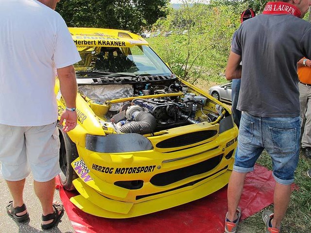 Das Triebwerk quillt aus dem Blech heraus, die Domstrebe hält alles an seinem Platz.