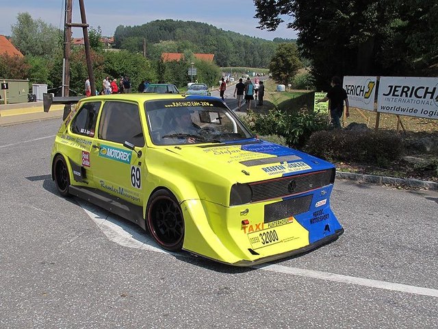 Nummerntafel kriegst du für so einen zum ultraleichten Panzer umgebauten Golf natürlich keine.