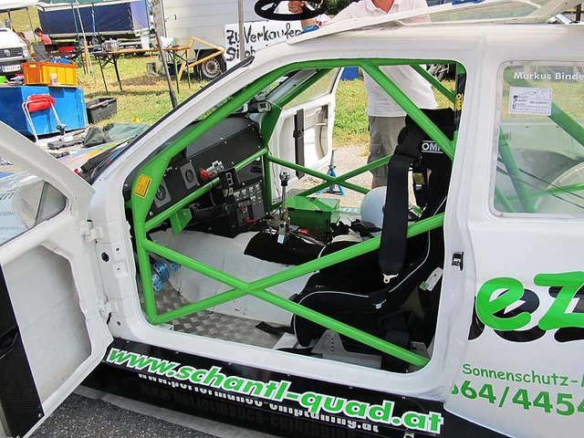 Der Pilot hat das Lenkrad in die Jausenpause mitgenommen.