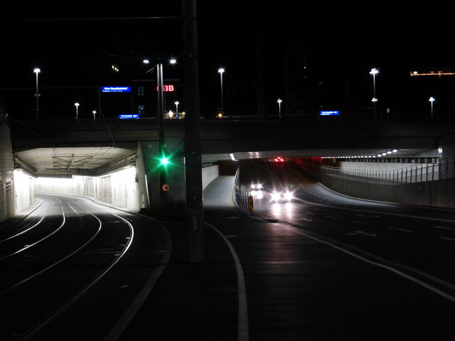 Auch eine interessante Aufnahme. Der Straßenbahntunnel links und Unterführung für Kfz, Radfahrer und Fußgänger rechts