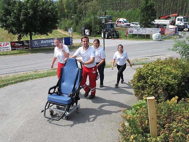 Der Rennbeginn verzögerte sich kurz, weil im Startbereich ein Hitzeopfer zu versorgen war; was die Rot Reuz-Crew rasch bewältige.